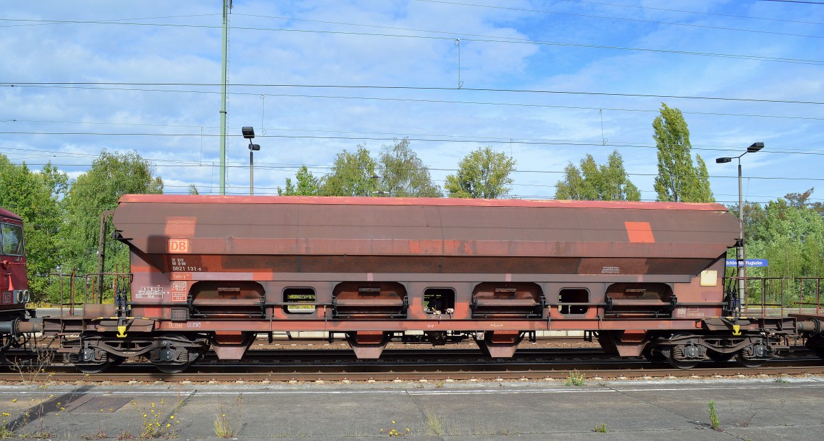 Drehgestell-Schüttgutwagen mit Schwenkdach und dosierbarer Schwerkraftentladung der DB mit der Nr. 31 RIV 80 D-DB 0821 131-6 Tads-y 958 am 16.09.15 Bhf. Flughafen Berlin-Schönefeld.