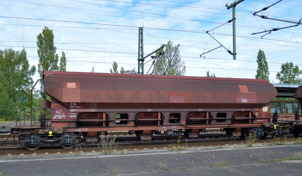 Drehgestell-Schüttgutwagen mit Schwenkdach und dosierbarer Schwerkraftentladung der DB mit der Nr. 31 RIV 80 D-DB 0819 064-3 Tads 957 am 16.09.15 Bhf. Flughafen Berlin-Schönefeld.