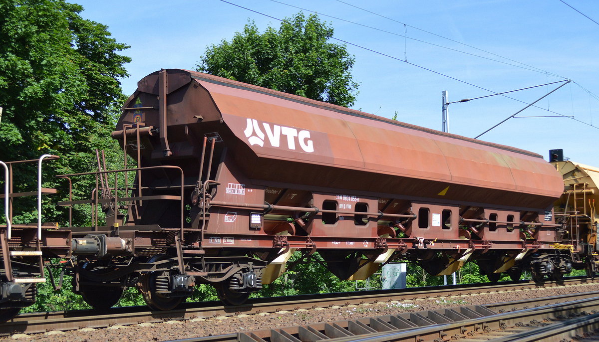 Drehgestell-Schüttgutwagen mit Schwenkdach und dosierbarer Schwerkraftentladung vom Einsteller VTG in Hamburg mit der Nr. 33 RIV 80 D-VTGD 0834 055-0 Tads am 15.06.17 Berlin-Wuhlheide.