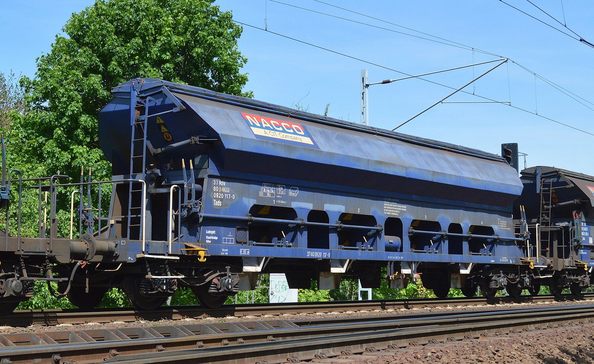 Drehgestell-Schüttgutwagen mit Schwenkdach und dosierbarer Schwerkraftentladung  vom Einsteller NACCO mit der Nr. 37 RIV 80 D-NACCO 0820 117-0 Tads am 17.05.17 Berlin-Wuhlheide.