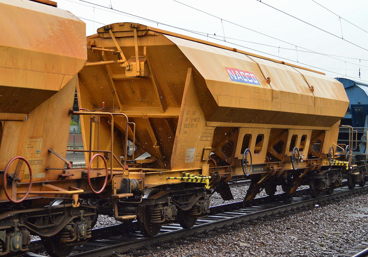 Drehgestell-Schüttgutwagen mit Schwenkdach und dosierbarer Schwerkraftentladung vom Einsteller NACCO mit der Nr. 33 RIV 80 D-NACCO 0820 071-3 Tads am 16.05.17 Bf. Flughafen Berlin-Schönefeld.