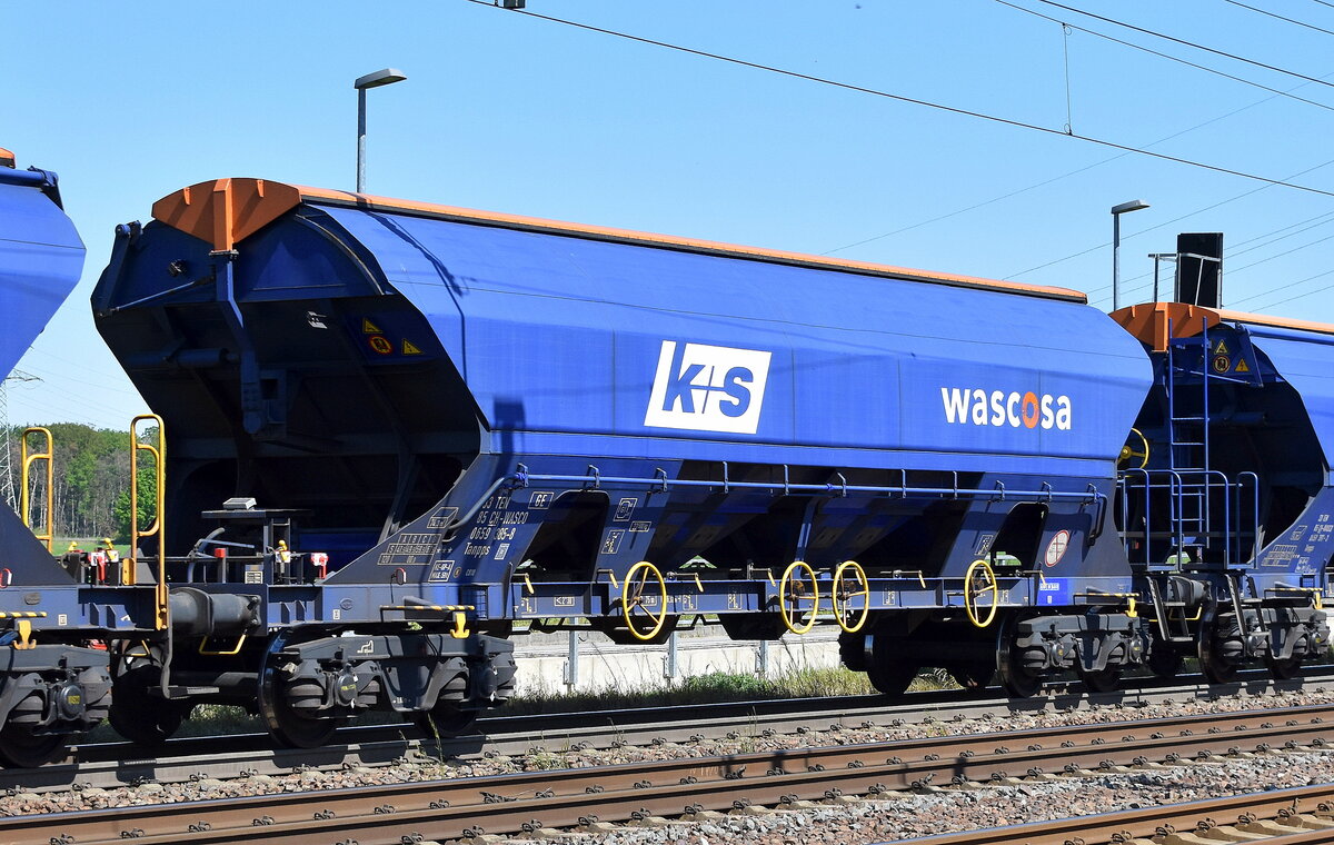 Drehgestell-Schüttgutwagen mit Schwenkdach und dosierbarer Schwerkraftentladung vom Einsteller WASCOSA AG mit der Nr. 33 TEN 84 CH-WASCO 0659 385-8 Tanpps (GE) für die Firma K+S Minerals and Agriculture GmbH im Einsatz u. speziell entwickelt. Die Wagen wurden für den Transport von Düngemitteln und Salzen entwickelt und sind mit einer speziellen Innenbeschichtung zum Schutz vor Korrosion ausgestattet. Hier eine Ganzzug am 13.05.25 Höhe Bahnhof Rodleben.