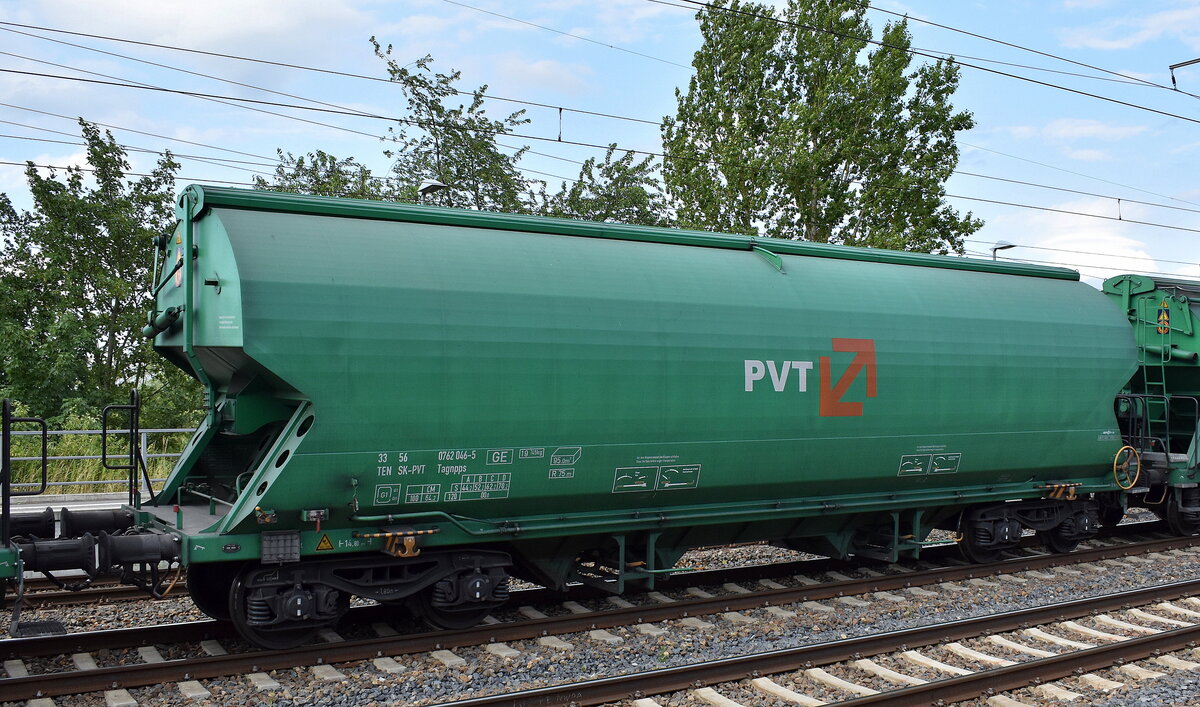 Drehgestell-Schüttgutwagen mit Schwenkdach und dosierbarer Schwerkraftentladung für Getreidetransporte  vom ukrainischen Einsteller Limited Liability Company mit slowakischer Registrierung mit der Nr. 33 TEN 56 SK-PVT 0762 046-5 Tagnpps (GE) in einem Getreidezug (Ganzzug) am 25.06.25 Höhe Bahnhof Saarmund.