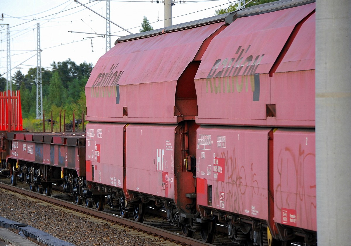 Drehgestell-Selbstentladewagen mit Schwenkdach der DB vom Typ Talns 969, im Bild mittig der Wagen 82 80 D-DB 0665 679-1 Talns 969, 21.08.13 Berlin-Blankenburg. 
