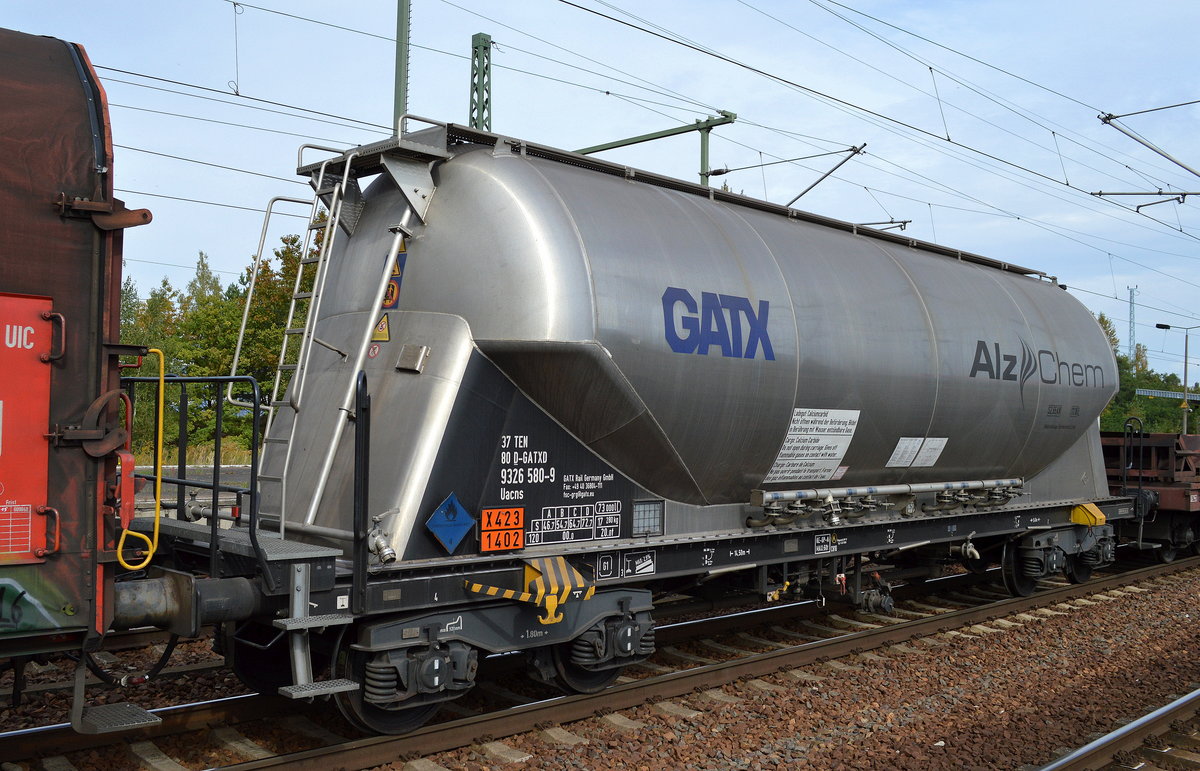 Drehgestell-Staubgutwagen vom Einsteller GATX in Deutschland mit der Nr. 37 TEN 80 D-GATXD 9326 580-9 Uacns Logo der Fa. Alz Chem (UN-Nr.: X423/1402 = Calciumcarbid) am 23.09.17 Bf. Flughafen Berlin-Schönefeld.