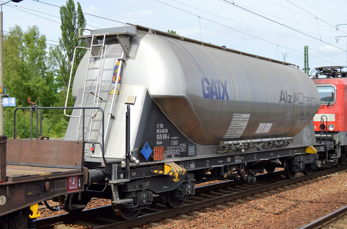 Drehgestell-Staubgutwagen vom Einsteller GATX mit Firmenlogo Alz Chem mit der Nr. 37 TEN 80 D-GATXD 9326 610-4 Uacns (UN-Nr.: X423/1402 = Calciumcarbid) am 27.06.17 in einem gemischten Güterzug im Bf. Flughafen Berlin-Schönefeld.