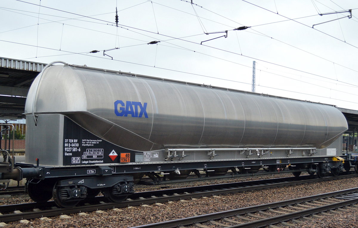 Drehgestell-Staubgutwagen vom Einsteller GATX mit der Nr. 37 TEN-RIV 80 D-GATXD 9327 581-6 Uacns Ladegut: Braunkohlestaub siehe UN-Nr. 40/1361 am 14.04.16 Bf. Flughafen Berlin-Schönefeld.