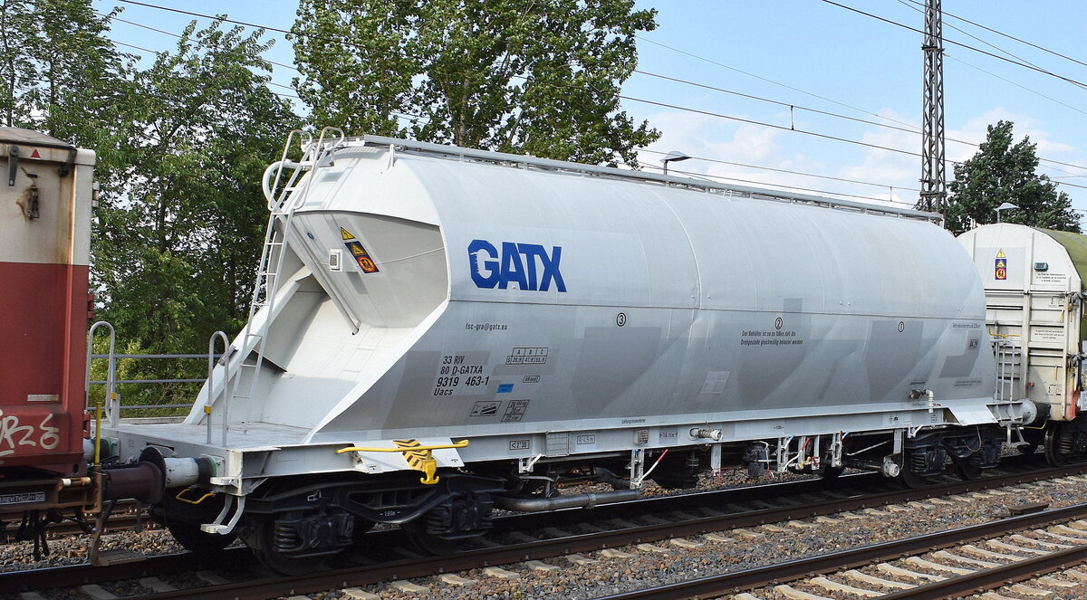 Drehgestell-Staubgutwagen vom Einsteller GATX Rail Austria GmbH mit deutscher Registrierung mit der Nr. 33 RIV 80 D-GATXA 9319 463-1 Uacs in einem gemischten Güterzug am 25.06.25 Höhe Bahnhof Saarmund. 