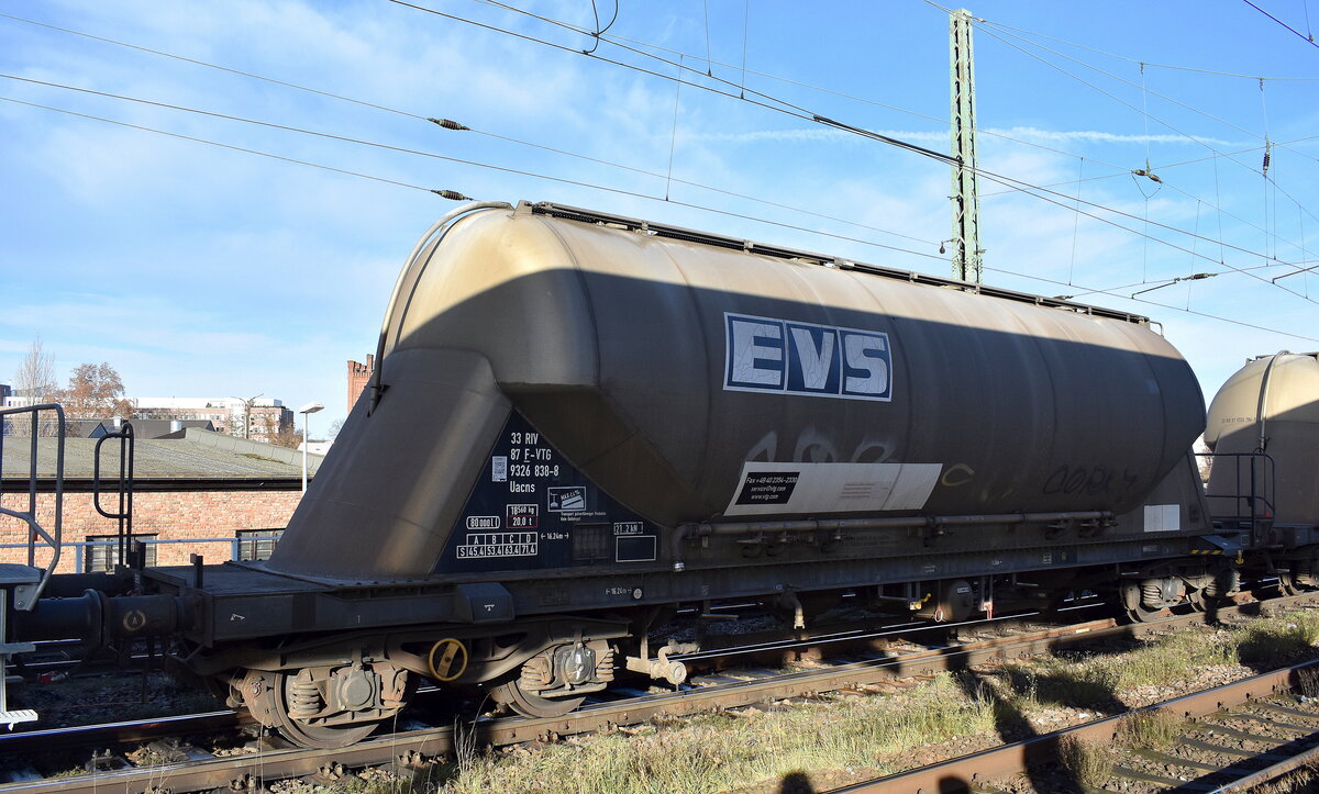 Drehgestell-Staubgutwagen vom Einsteller VTG (ehemals EVS) mit französischer Registrierung mit der Nr. 33 RIV 87 F-VTG 9326 838-8 Uacns in einem Staubgutzug am 08.12.25 Höhe Bahnhof Magdeburg-Neustadt. 