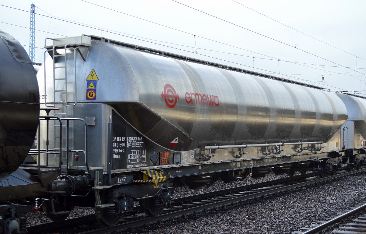 Drehgestell-Staubgutwagen vom Wageneinsteller ERMEWA SAS mit der Nr. 37 TEN RIV 80 D-ERMD 9327 059-3 Uacns Ladegut: Braunkohlenstaub siehe Gefahrgut: 40/1361 in einem gemischten G�terzug am 19.03.14 Bhf. Flughafen Berlin-Sch�nefeld.