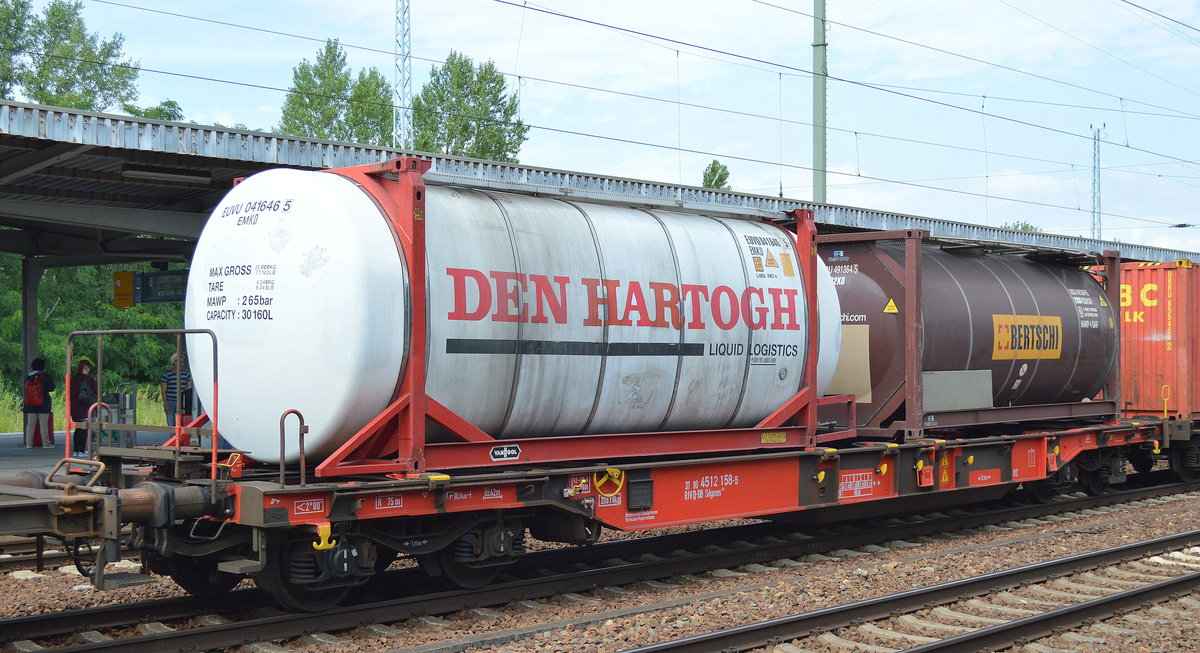 Drehgestell-Taschenwagen der DB beladen mit zwei Tankcontainern mit der Nr. 31 RIV 80 D-DB 4512 158-5 Sdgmns 743 am 13.07.16 Bf. Flughafen Berlin-Schönefeld.