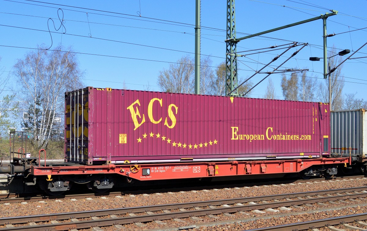 Drehgestell-Taschenwagen der DB mit der Nr. 31 RIV 80 D-DB 4512 157-7 Sdgmns 743 beladen mit Container am 15.04.15 Bhf. Flughafen Berlin-Schönefeld.