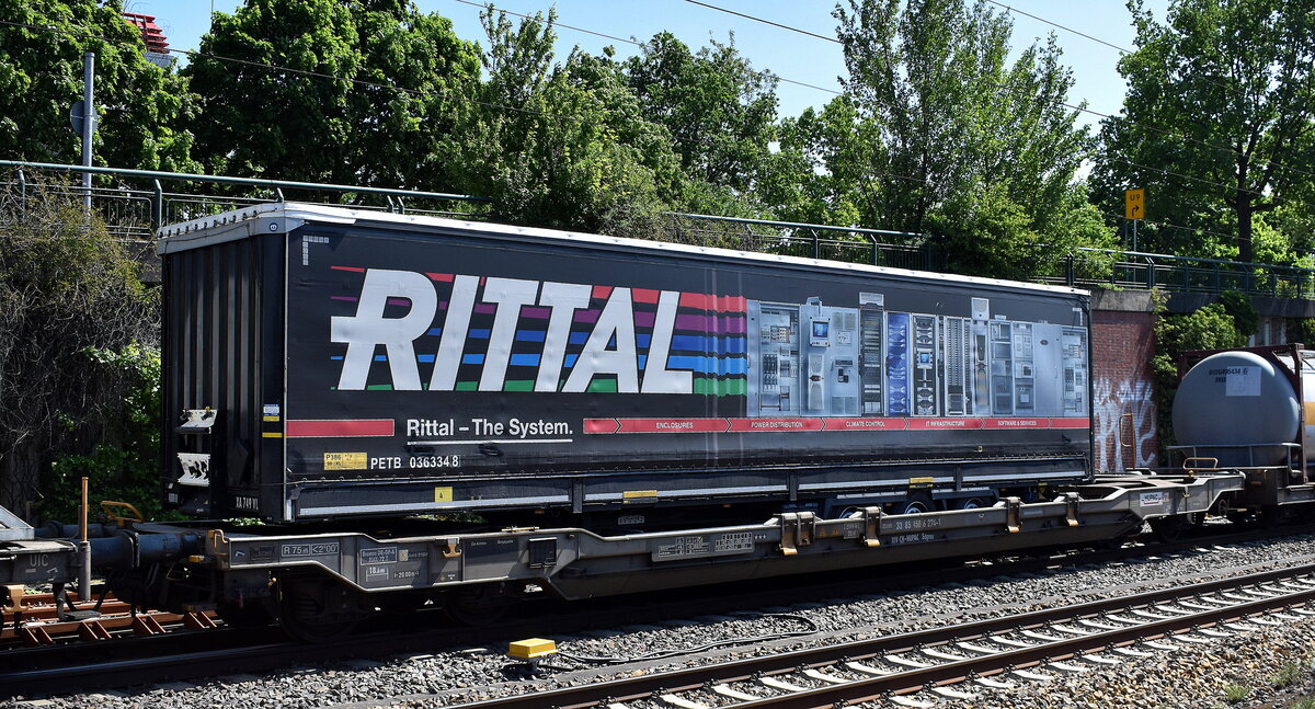 Drehgestell-Taschenwagen vom Einsteller HUPAC mit der Nr. 33 RIV 85 CH-HUPAC 4506 274-1 Sdgnss in einem KLV-Zug am 14.05.25 Höhe Bahnhof Hamburg-Harburg.
