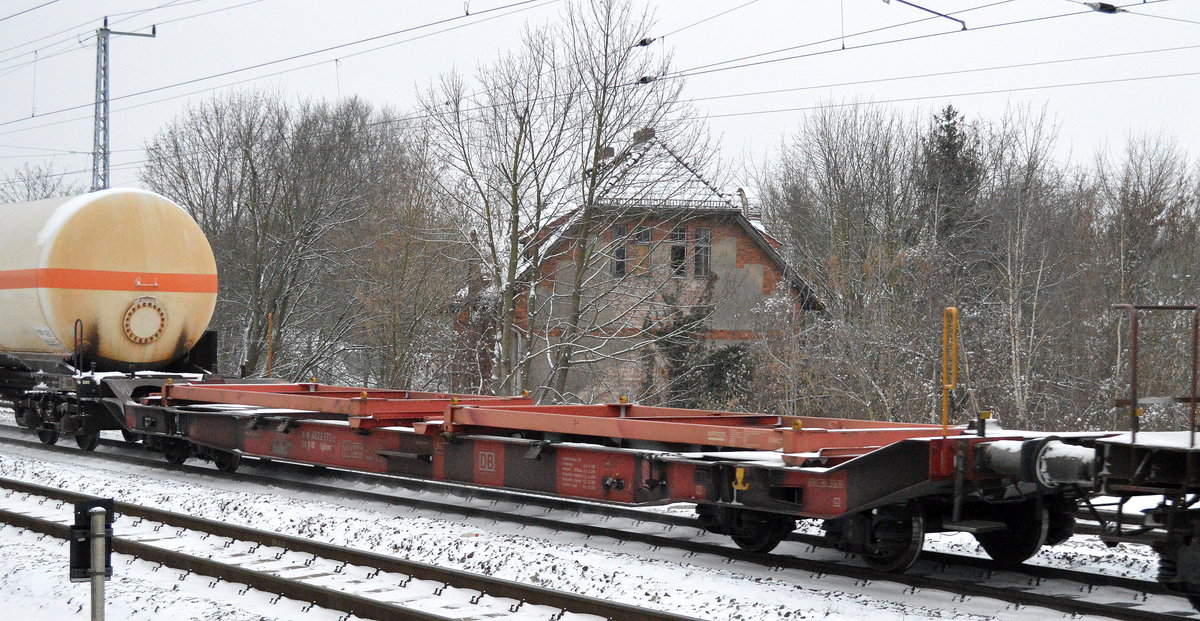 Drehgestell-Tragwagen für Container und Jumbo-Wechselbehälter der DB mit der Nr. 31 TEN 80 D-DB 4522 272-2 Sgkkms 698 am 09.01.17 Berlin-Grünau.