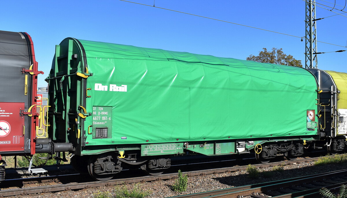 Drehgestellflachwagen mit vier Radsätzen, verschiebbarem Planenverdeck und Lademulden für Coil-/Spaltbandtransporte vom Einsteller On Rail GmbH mit der Nr. 37 TEN 80 D-ORME 4677 061-6 Shimmns 287 in Coilzug einem am 23.09.25 Höhe Bahnhof Magdeburg-Neustadt.