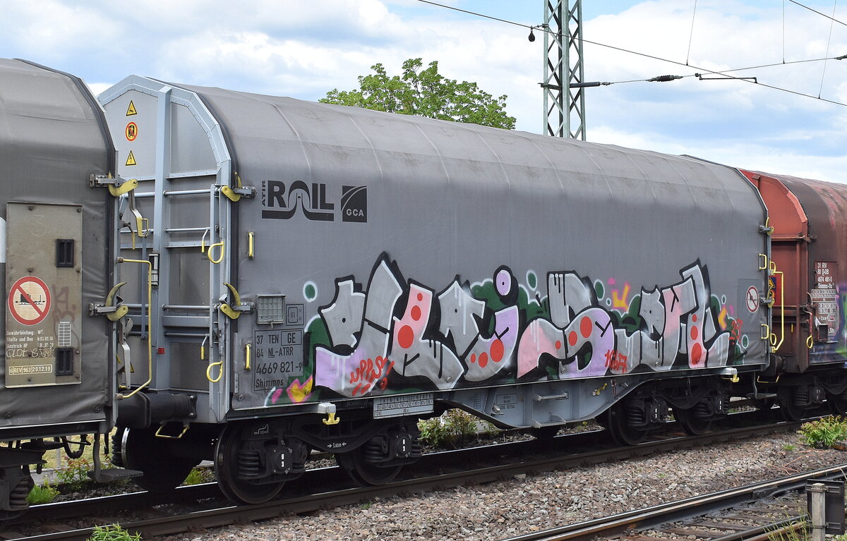 Drehgestellflachwagen Shimmns 708 mit vier Radsätzen, verschiebbarem Planenverdeck und Lademulden für Coil-/Spaltbandtransporte vom Einsteller ATIR Rail mit niederländischer Registrierung mit der Nr. 37 TEN 84 NL-ATRR 4669 821-9 Shimmns (GE) in einem gemischten Güterzug am 08.05.25 Höhe Bahnhof Magdeburg Neustadt.