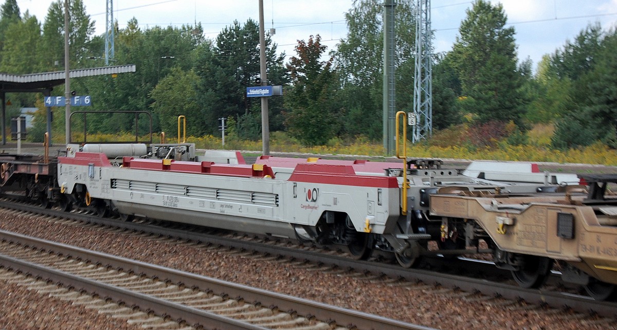 Drehgestellwagen f�r den Transport von Sattelaufliegern vom Wageneinsteller CargoBeamer Rolling Stock GmbH mit Der Nr. 37 TEN-RIV 80 D-CBRS 4793 009-4 am 21.09.13 Bhf. Flughafen Berlin-Sch�nefeld.
