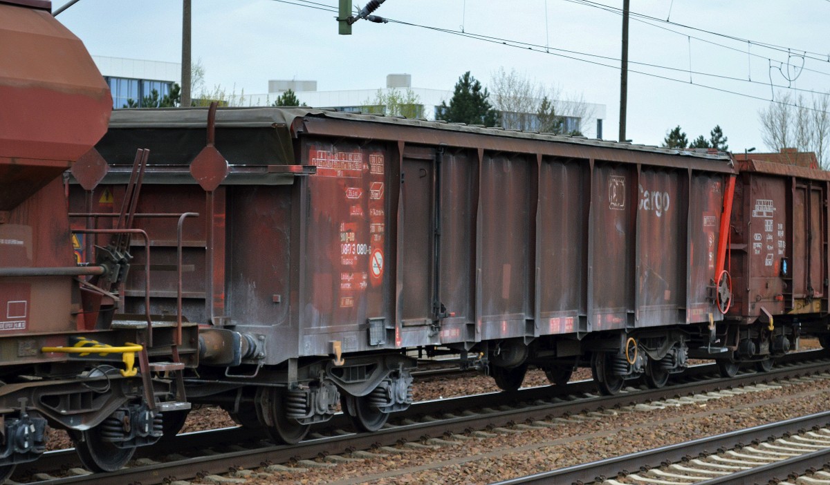 Drehgestellwagen mit Rolldach der DB mit der Nr. 81 80 D-DB 080 3 080-6 Tamns 895 am 14.04.14 Bhf. Flughafen Berlin-Sch�nefeld.