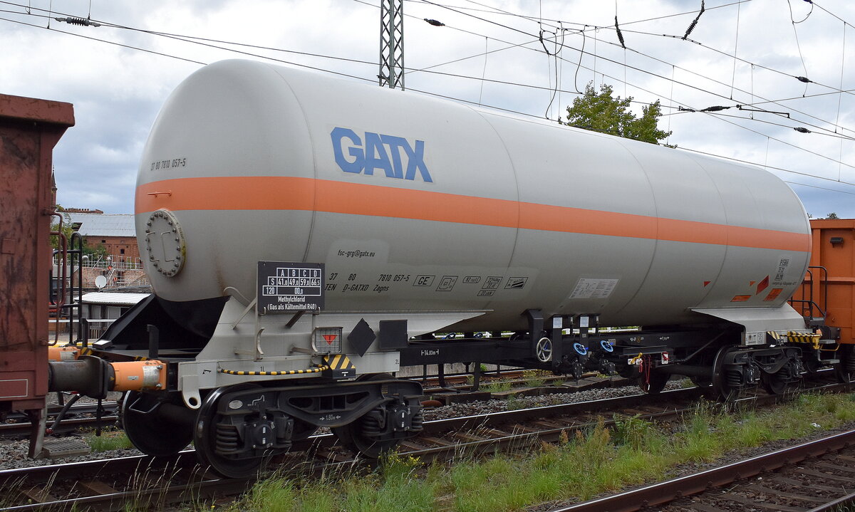 Druckgaskesselwagen vom Einsteller GATX Rail Germany GmbH mit der Nr. 37 TEN 80 D-GATXD 7810 057-5 Zagns (GE) lt. UN-Nr.: 23/1063 für das Ladegut Methylchlorid (Gas als Kältemittel R 40) in einem gemischten Güterzug am 11.09.25 Höhe Bahnhof Magdeburg-Neustadt.