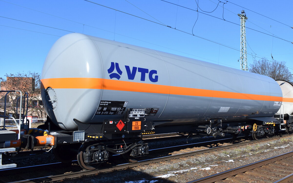 Druckgaskesselwagen vom Einsteller VTG mit der Nr. 37 TEN 80 D-VTG 7820 157-1 Zags (GE), lt UN-Nr.: 23/1965 für das Ladegut Kohlenwasserstoffgas, Gemische, verflüssigt, N.A.G., Gemisch C in einem Ganzzug am 19.02.25 Höhe Bahnhof Magdeburg-Neustadt.
