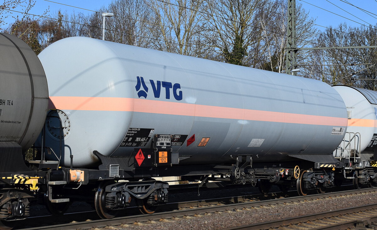 Druckgaskesselwagen vom Einsteller VTG mit der Nr. 37 TEN 80 D-VTG 7824 645-1 Zags (GE), lt. UN-Nr.: 23/1012 für die Befüllung mit 1-Buten oder cis-2-Buten oder trans-2-Buten oder Butene, Gemisch in einem gemischten Güterzug am 27.03.25 Höhe Bahnhof Niederndodeleben.