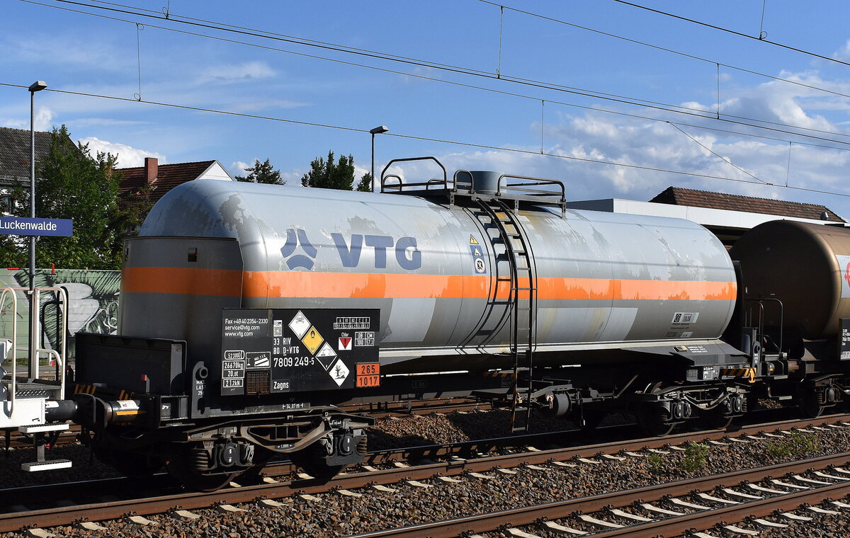 Druckgaskesselwagen vom Einsteller VTG mit der Nr. 33 RIV 80 D-VTG 7809 249-5 Zagns für das Ladegut Chlor (Chlorgas) siehe UN-Nr.: 265/1017 in einem gemischten Güterzug am 16.07.25 Höhe Bahnhof Luckenwalde.