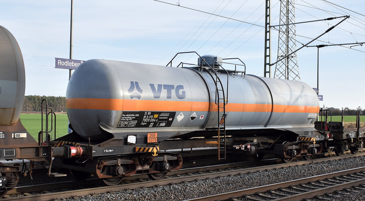 Druckgaskesselwagen vom Einsteller VTG mit der Nr. 33 RIV 80 D-VTG 7809 084-6 Zagns, lt. UN-Nr.: 268/1079 für das Ladegut Schwefeldioxid in einem gemischten Güterzug am 18.12.25 Höhe Bahnhof Rodleben.