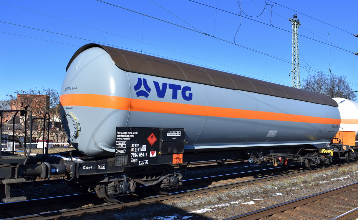 Druckgaskesselwagen mit Sonnendach vom Einsteller VTG mit der Nr.33 RIV 80 D-VTG 7814 654-9 Zags, lt UN-Nr.: 23/1965 für das Ladegut Kohlenwasserstoffgas, Gemische, verflüssigt, N.A.G., Gemisch C in einem Ganzzug am 19.02.25 Höhe Bahnhof Magdeburg-Neustadt.