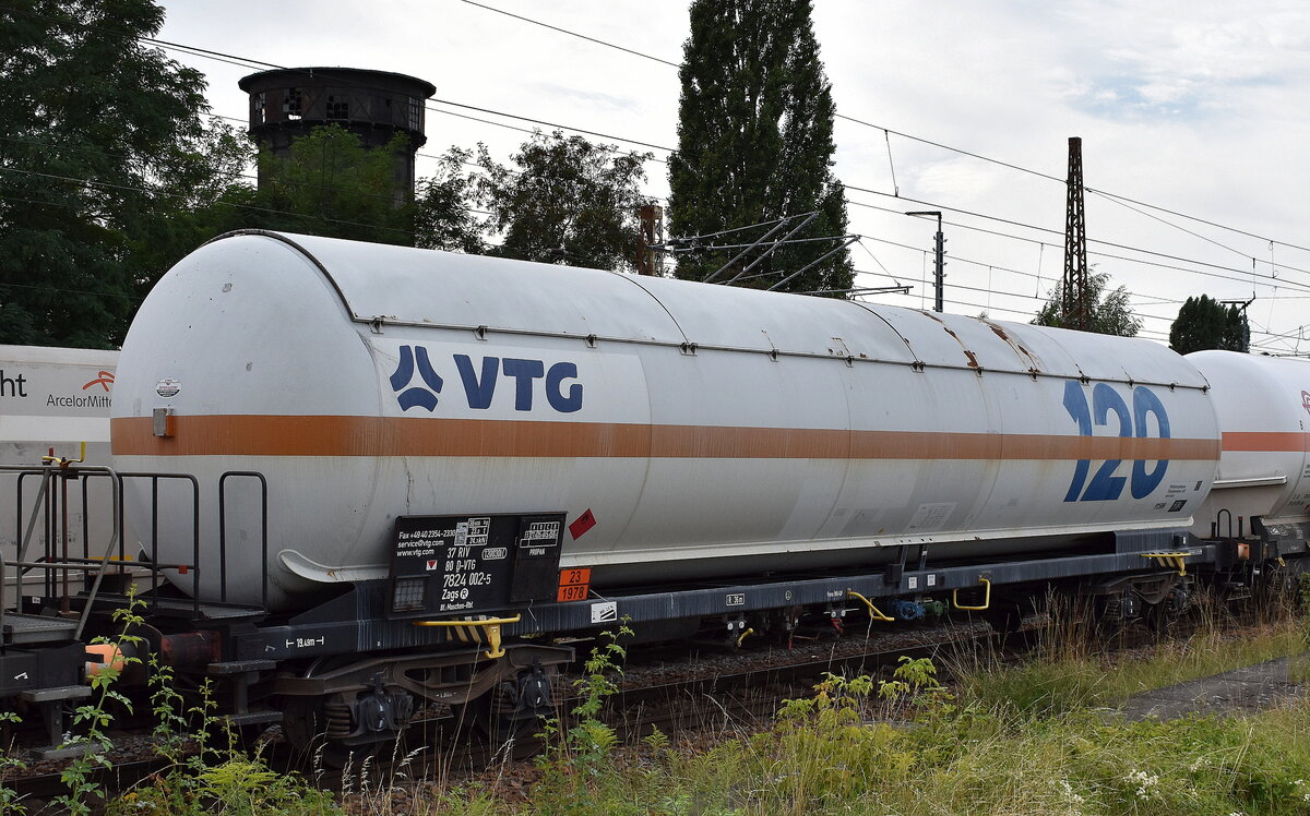 Druckgaskesselwagen mit Sonnendach vom Einsteller VTG mit der Nr. 37 RIV 80 D-VTG 7824 002-5 Zags Bf.: Maschen-Rbf. für die Befüllung mit Propangas siehe UN-Nr.: 23/1978 in einem Ganzzug am 08.08.25 Höhe Bahnhof Frankfurt/Oder.