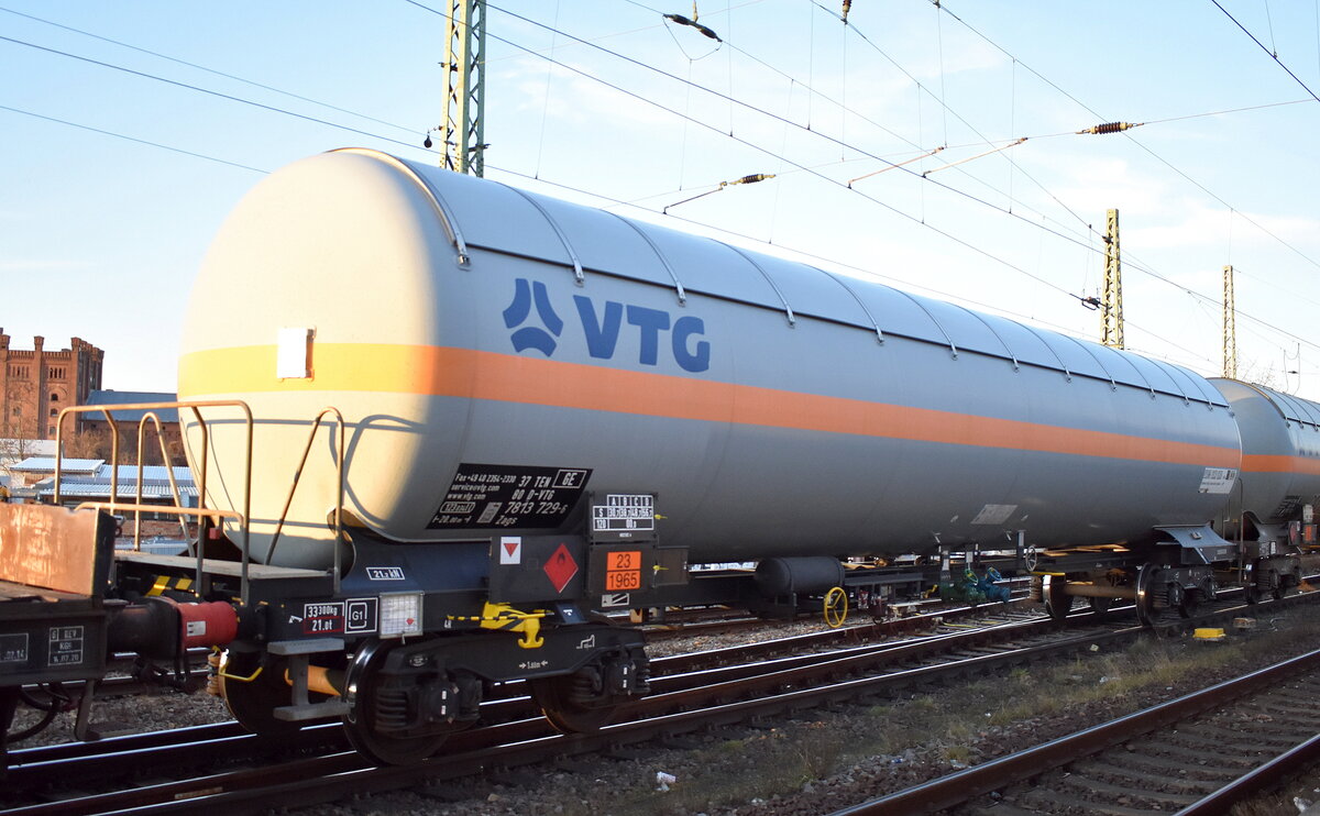 Druckgaskesselwagen mit Sonnendach vom Einsteller VTG mit der Nr. 37 TEN GE 80 D-VTG 7813 729-6 Zags lt, UN-Nr.: 23/1965 mit Kohlenwasserstoffgas befüllt in einem gemischten Güterzug  am 03.03.26 Höhe Bahnhof Magdeburg-Neustadt.