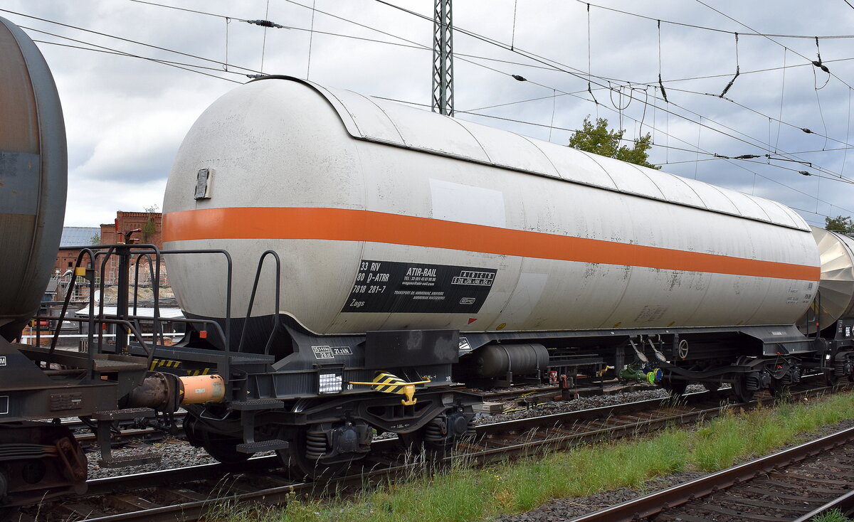 Druckgaskesselwagen mit Sonnendach vom französischen Einsteller Atir-Rail SA mit deutscher Registrierung mit der Nr. 33 RIV 80 D-ATRR 7818 281-7 Zags. lt Aufschrift für Ammoniak-Transporte in einem gemischten Güterzug am 18.09.25 Höhe Bahnhof Magdeburg-Neustadt.