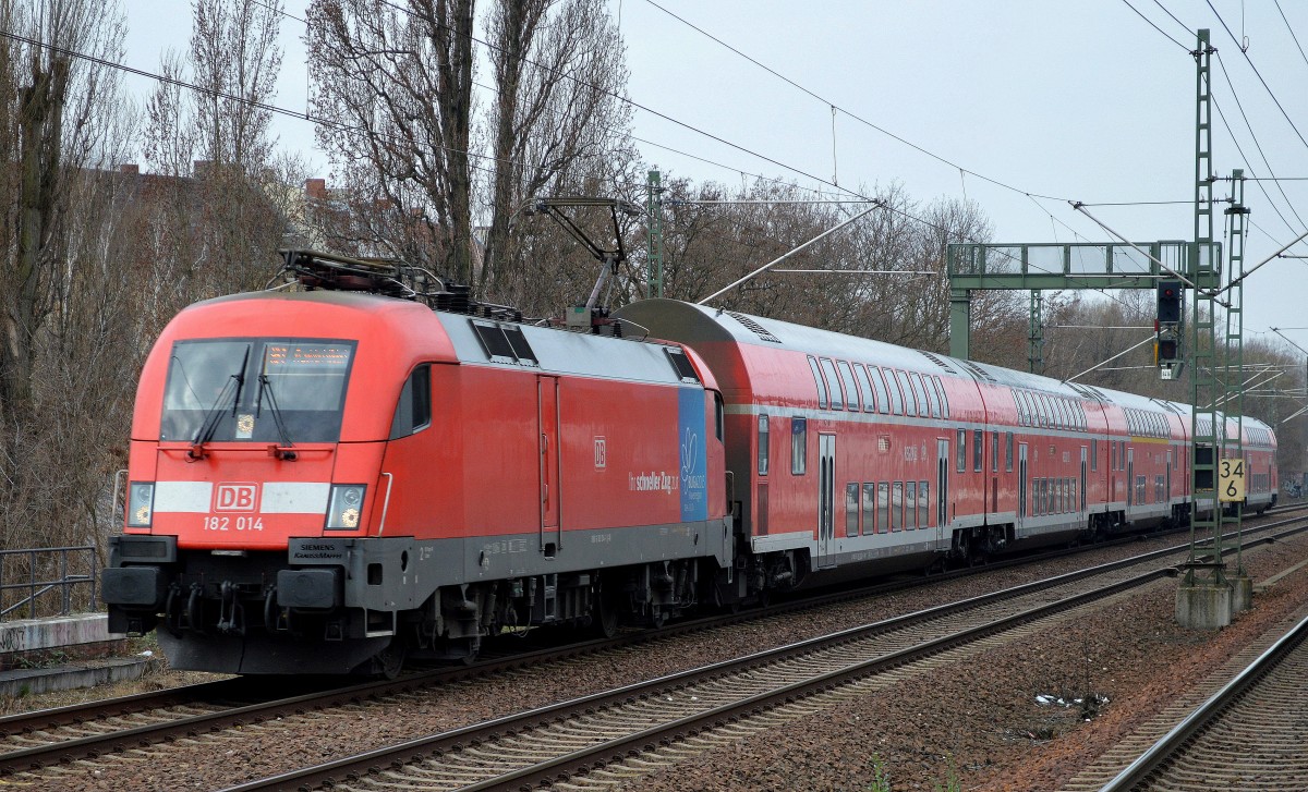 Durch Baumaßnahmen bedingt fuhren u.a. die Linie RE1 am 09.04.12 über Berlin Grunewald, Westkreuz über den Berliner Innenring Richtung Berlin Lichtenberg, hier die 182 014 am 09.04.15 Höhe Berlin-Jungfernheide.