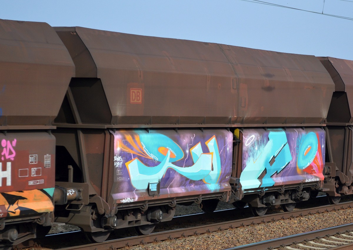 Durchaus eine optische Aufwertung durch ein Graffiti, dieser DB Schüttgutwagen am 25.03.15 Mühlenbeck/Mönchmühle b.Berlin.