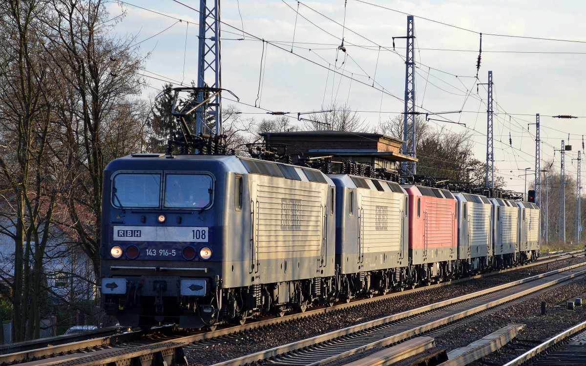Durchaus ungewöhnlich langer Lokzug, RBH 108/143 916-5 mit fünf Schwesternloks chronologisch: RBH 116/143 573-4 + 128/143 226-9 + 119/143 571-8 + 104/143 191-5 und am Ende 109/143 936-3 Richtung Bernau am 27.03.14 Berlin-Karow.