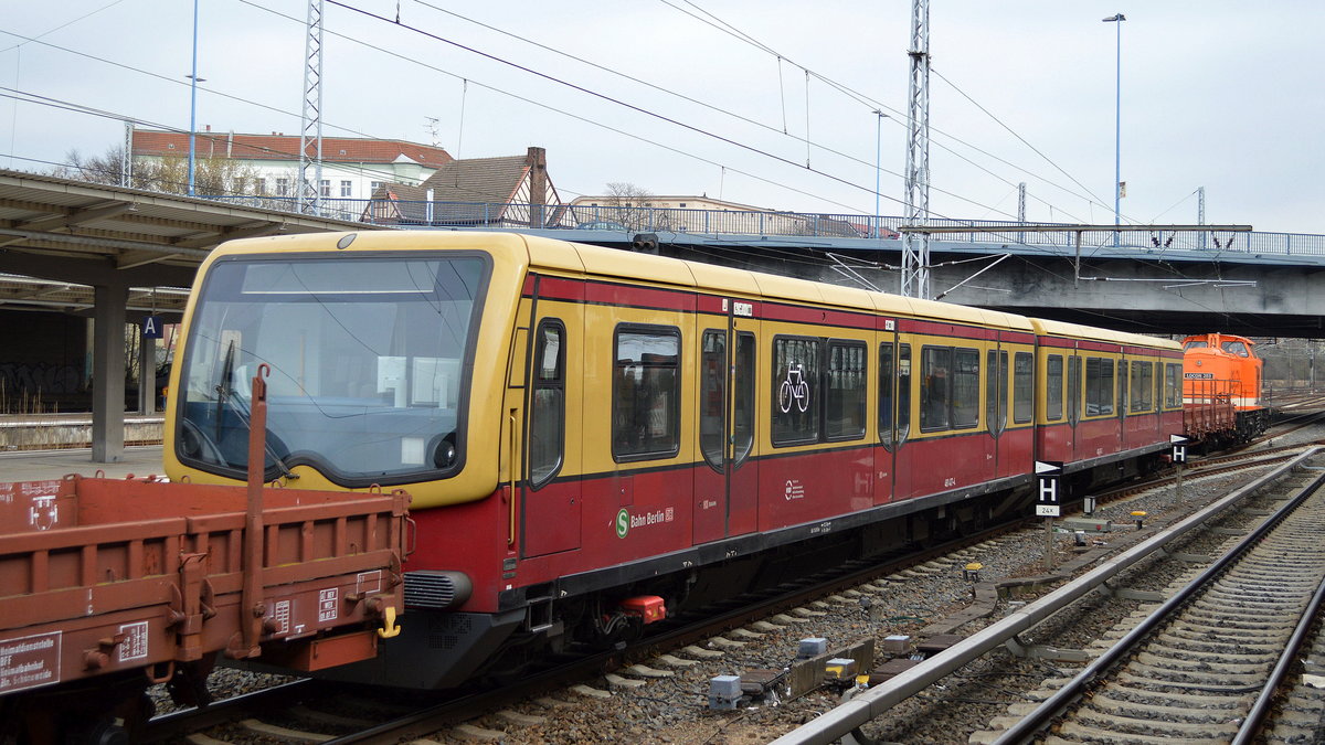 Durchfahrtgleis im Bf. Berlin-Lichtenberg mit der Überführungsfahrt des S-Bahn Viertelzuges 481 417-4 durch LOCON 203 (204 373-5) Richtung S-Bahn Betriebswerk Berlin Fiedrichsfelde am 29.03.17