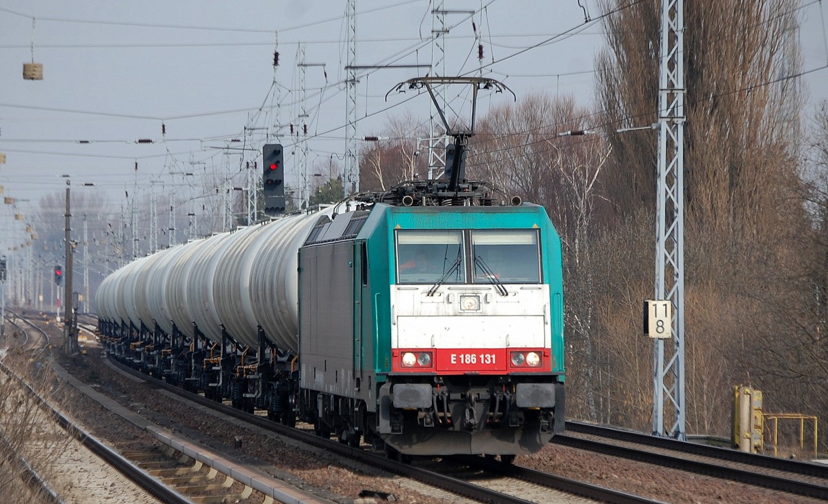 E 186 131 wohl in der Railpool-Flotte und an polnische Fa. untervermietet? mit Kesselwagenzug am 26.02.14 Berlin-Karow.