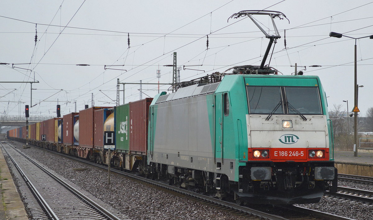 E 186 246-5 der ITL mit Containerzug am 29.03.17 Bf. Flughafen Berlin-Schönefeld.