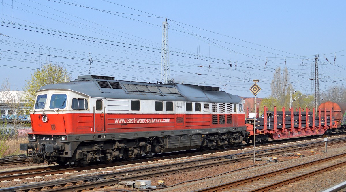 Easr-West Railways Lok 232 303-8 mit einem gemischten Güterzug am 03.04.14 Berlin-Springpfuhl.
