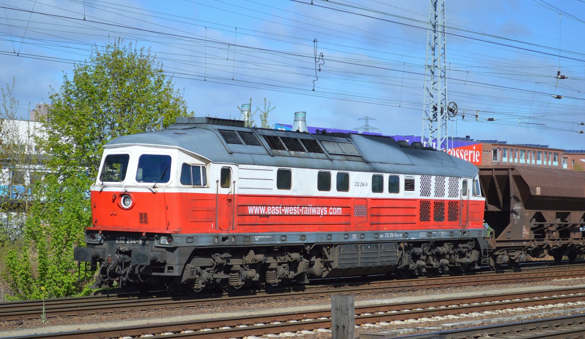 East-West Railways 232 294-9 mit einem langen Ganzzug Schüttgutwagen (Sandbefüllung)am 15.04.14 Berlin-Springpfuhl.