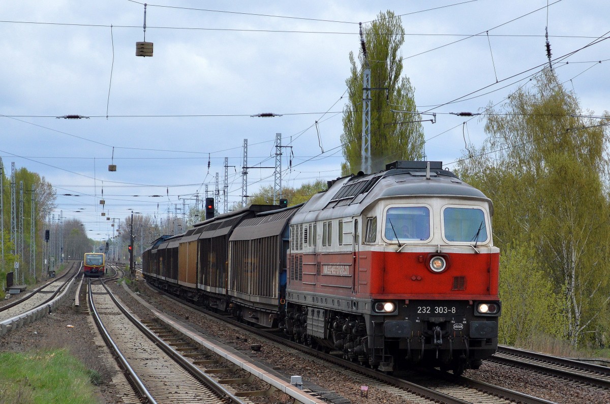 East-West Railways mit 232 303-8 mit Ganzzug Schiebewandwagen am 10.04.14 Berlin-Karow.