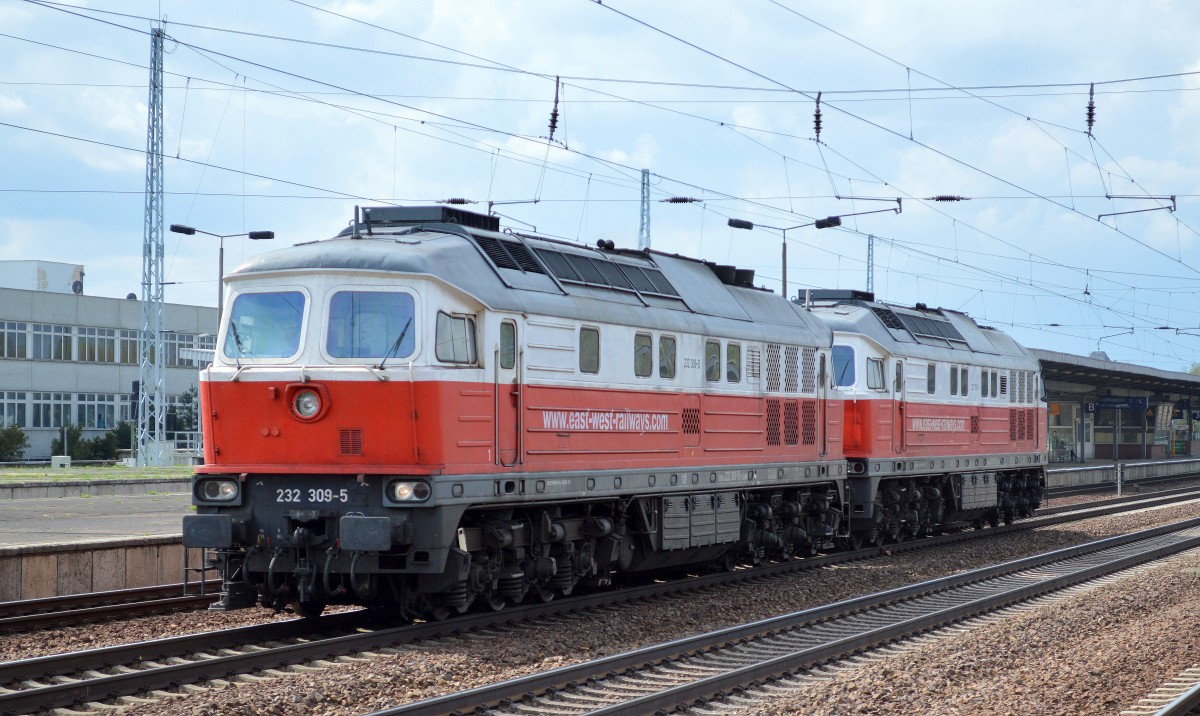 East-West Ralways Duo mit 232 309-5 mit 232 512-4 am Haken am 08.04.14 Durchfahrt Bhf. Flughafen Berlin-Schönefeld. 
