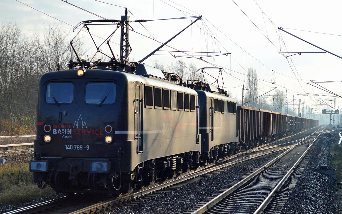 EBS Doppeltraktion 140 789-9 + 140 772-5 mit Ganzzug offener Güterwagen (leer) Richtung Pasewalk um eine Ladung Zuckerrrüben abzuholen, 30.11.17 Berlin-Hohenschönhausen. 