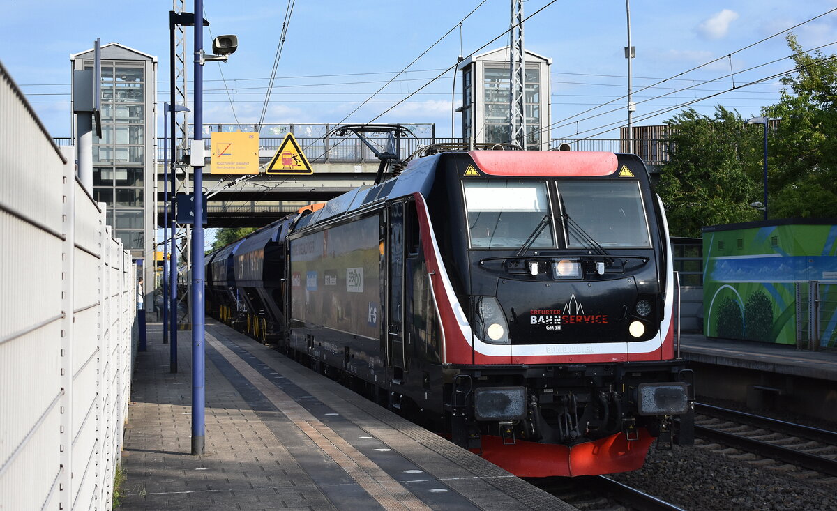 EBS - Erfurter Bahnservice GmbH, Erfurt [D] mit ihrer  187 420-5  [NVR-Nummer: 91 80 6187 420-5 D-EBS] und einem Ganzzug gedeckter Schüttgutwagen am 11.06.25 Durchfahrt Bahnhof Berlin-Hohenschönhausen.