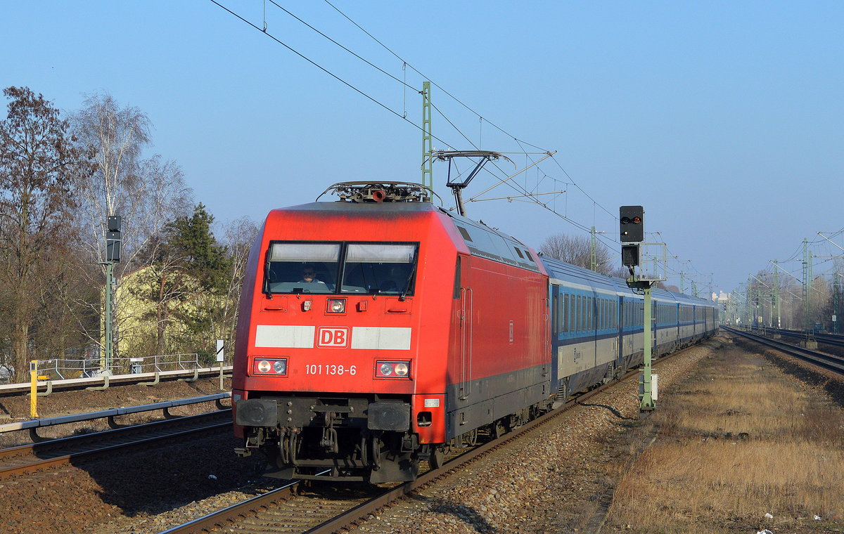 EC 174 aus Prag Richtung Hamburg-Altona mit 101 138-6 am 13.02.17 Berlin-Jungfernheide.