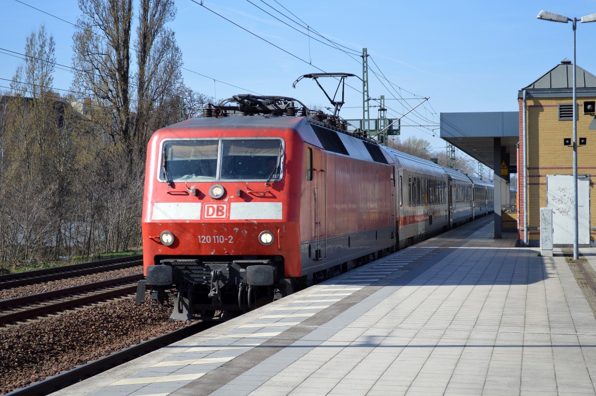 EC 175 mit 120 110-2 Richtung Berlin Hbf.(tief) bei der Durchfahrt Bhf. Berlin-Jungfernheide.