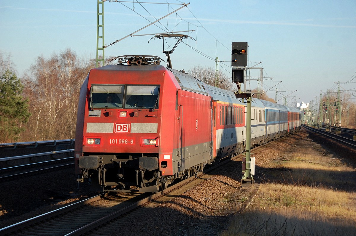 EC 176 mit 101 096-6 Richtung Hamburg-Altona bei der Durchfahrt Berlin-Jungfernheide, 30.12.13