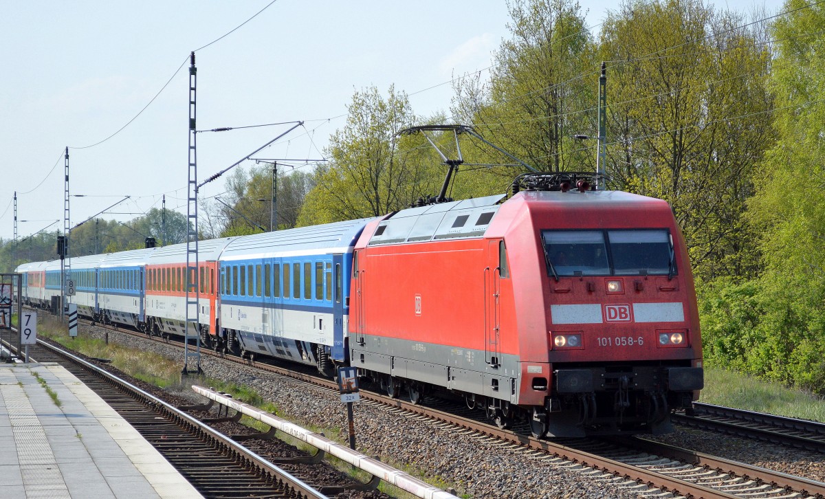 EC 179 mit 101 058-6 Richtung Berlin-Gesundbrunnen am 19.04.14 Mühlenbeck/Mönchmühle b.Berlin.