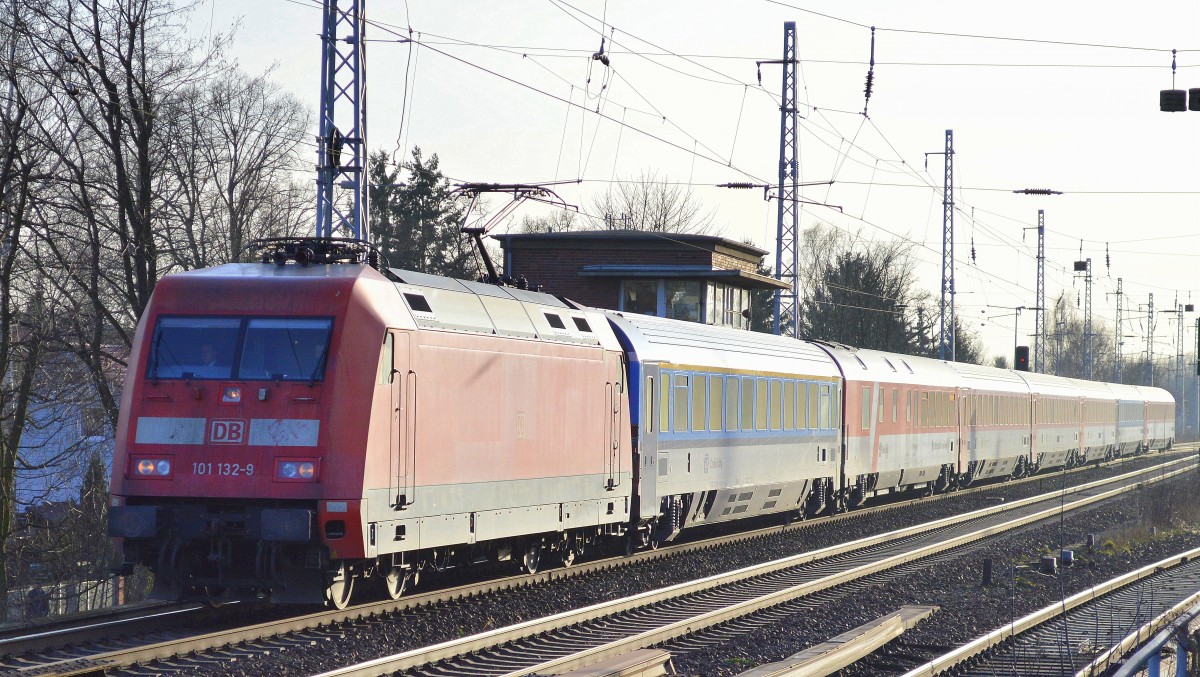 EC 378 nach Stralsund mit 101 132-9 Richtung Bernau am 18.02.15 Berlin-Karow.