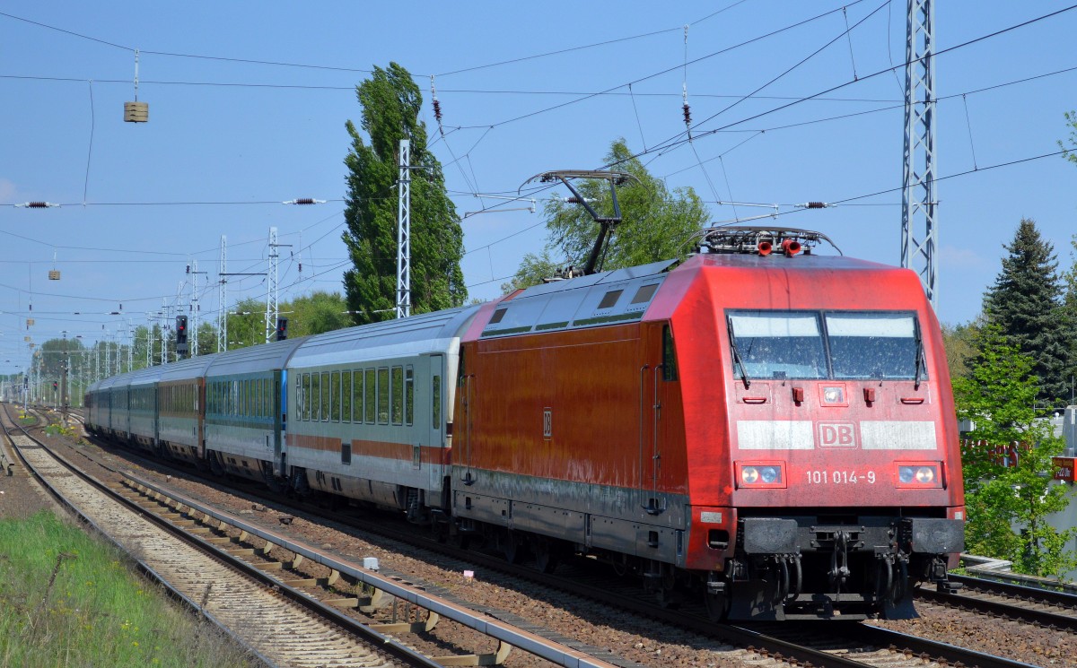 EC 379 mit 101 014-9 Richtung Berlin-Gesundbrunnen am 25.04.14 Berlin-Karow.