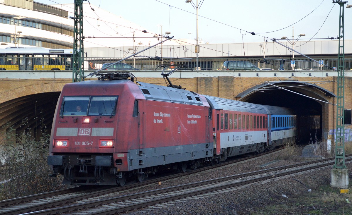 EC 379 nach Prag mit 101 005-7 bei der Ausfahrt Bhf. Berlin Gesundbrunnen am 09.12.14